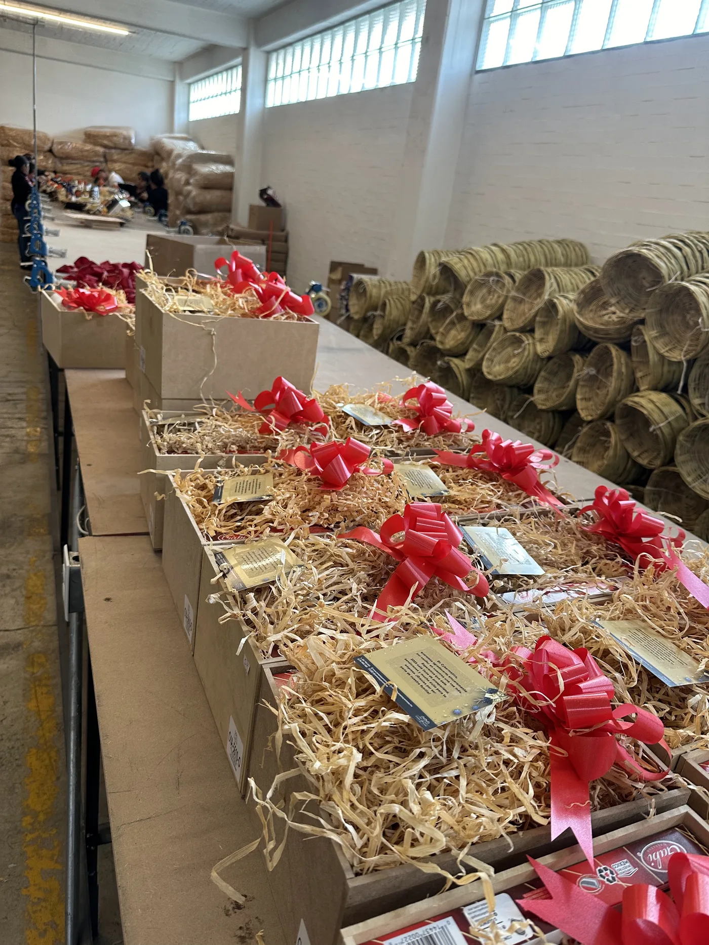 Armado y empaque de arcones navideños guadalajara en taller